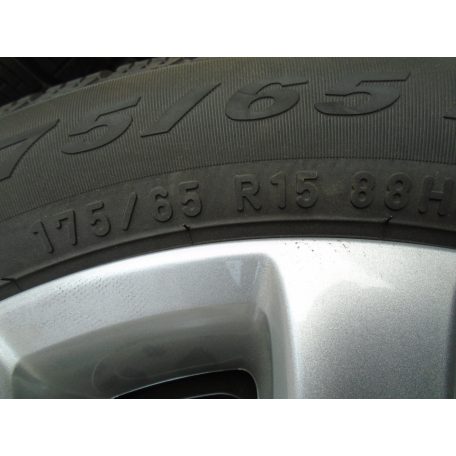 CIKKSZÁM! [GYÁRI ÚJ] MINI Acélfelni szett Téli gumival, dísztárcsával / Pirelli - Snowcontroll 175 / 65 R15 88H / 5117 