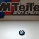 (GYÁRI ÚJ) BMW Embléma 2-es F22+LCI / F23+LCI / F45+LCI / F87+LCI / 3-as E46 / E90+LCI / F30+LCI / F31+LCI / F35+LCI / F80 M3+LCI / 4-es F32+LCI / F33+LCI / F36+LCI / F38 M4+LCI / K18 / K51 / K73