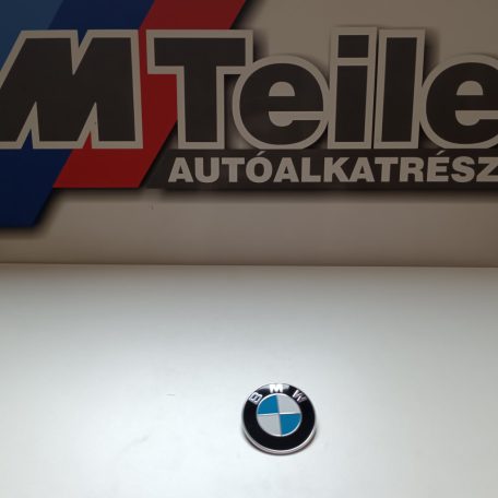 (GYÁRI ÚJ) BMW Embléma 2-es F22+LCI / F23+LCI / F45+LCI / F87+LCI / 3-as E46 / E90+LCI / F30+LCI / F31+LCI / F35+LCI / F80 M3+LCI / 4-es F32+LCI / F33+LCI / F36+LCI / F38 M4+LCI / K18 / K51 / K73