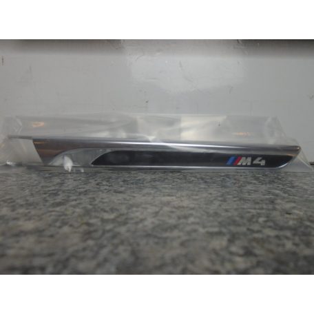 BMW M4 díszcsík 