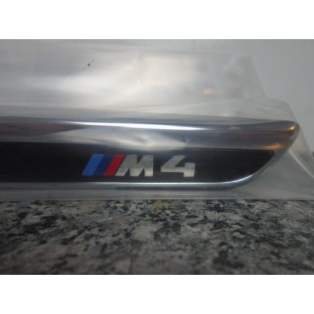BMW M4 díszcsík 