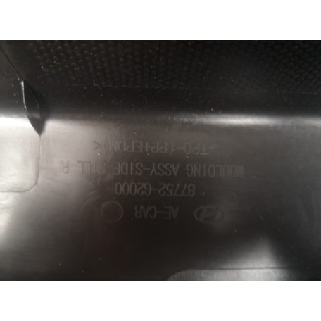 [GYÁRI ÚJ] HYUNDAI - TUCSON | JOBB OLDALI KÜSZÖB BORÍTÁS | 87752-G2000 
